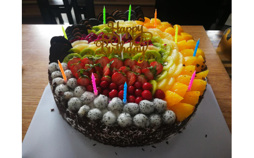 集體生日會(huì)，員工樂翻天