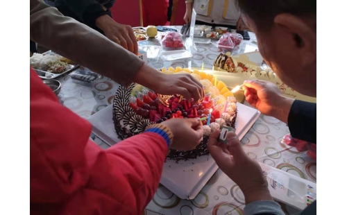 金秋十月，員工集體生日會送溫暖